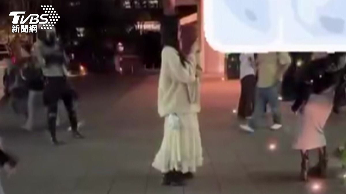 該男子會在看到漂亮女生拍照時立即按下快門。(圖/民眾提供)