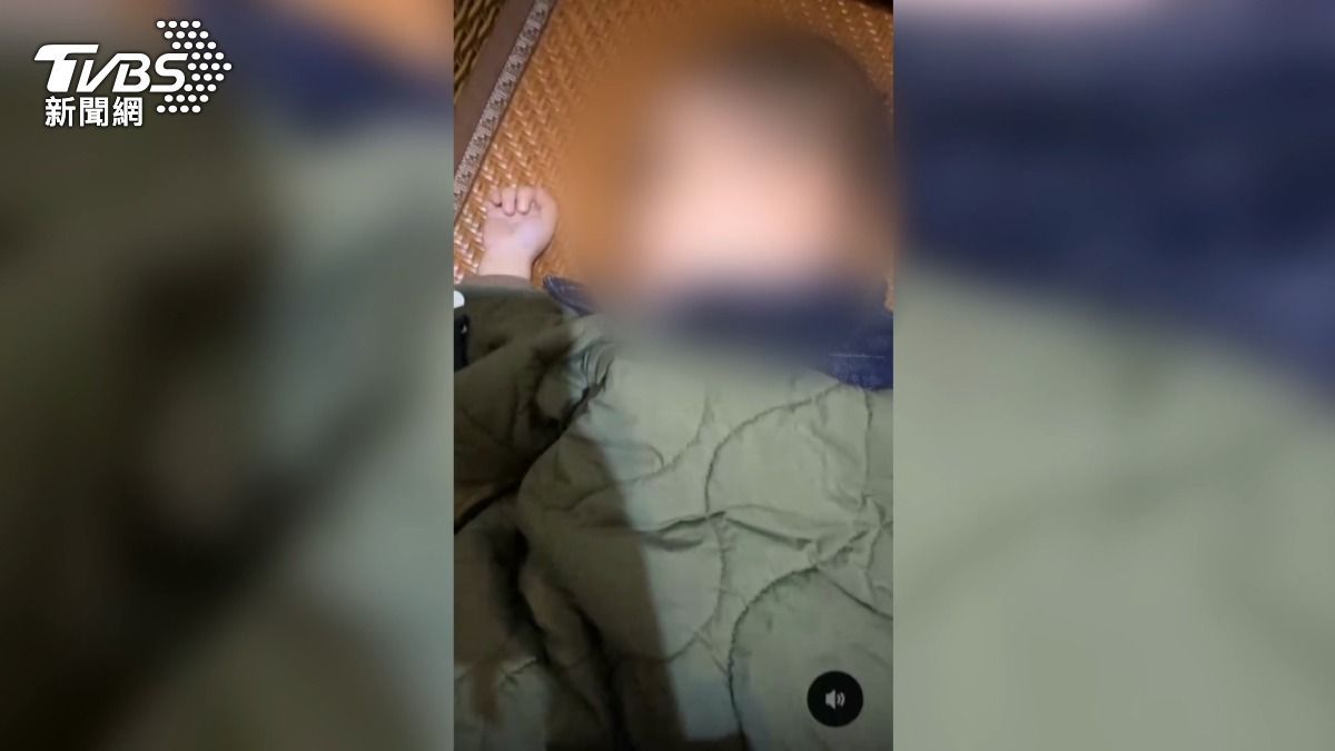 媽媽表示她特別心疼2歲的兒子,只見孩子躺在床上,眉頭緊皺,不斷喘氣 。(圖/民眾提供)
