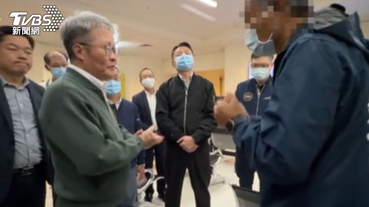 該名員警家屬與行政院政務委員陳金德。(圖/TVBS)
