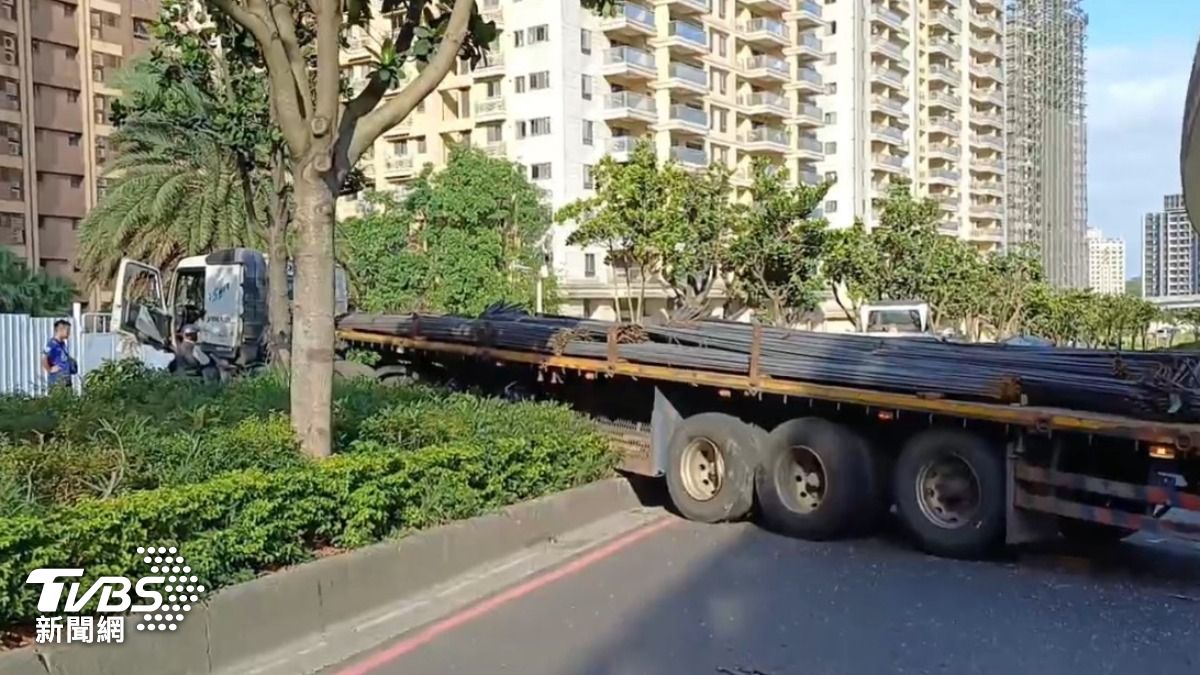 快訊/淡水拖板車自撞分隔島再衝對向 37歲司機宣告不治