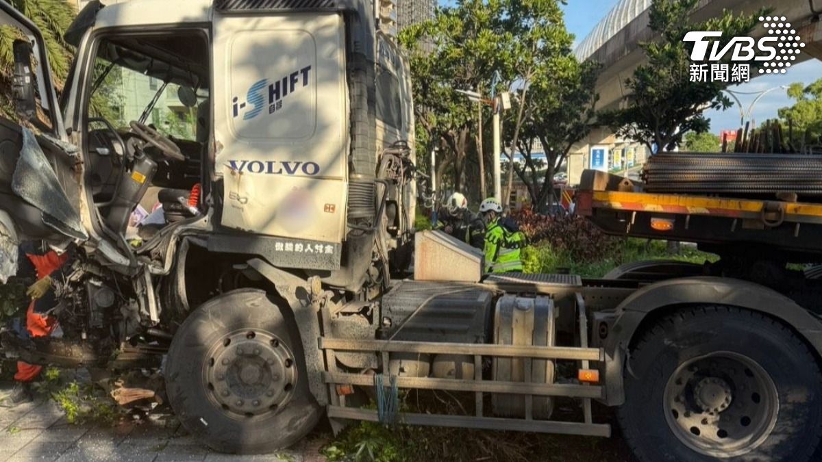 拖板車車頭嚴重毀損。(圖/TVBS)