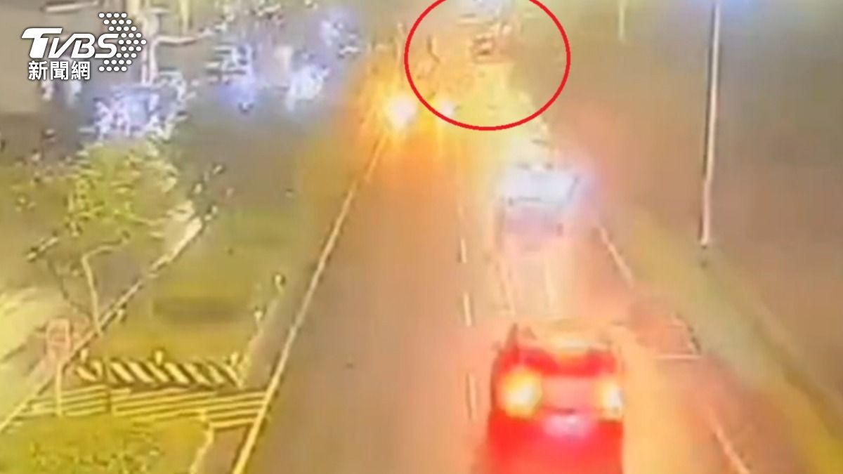 24歲林姓警員遭黑色租賃廂型車高速撞擊。（圖／TVBS）