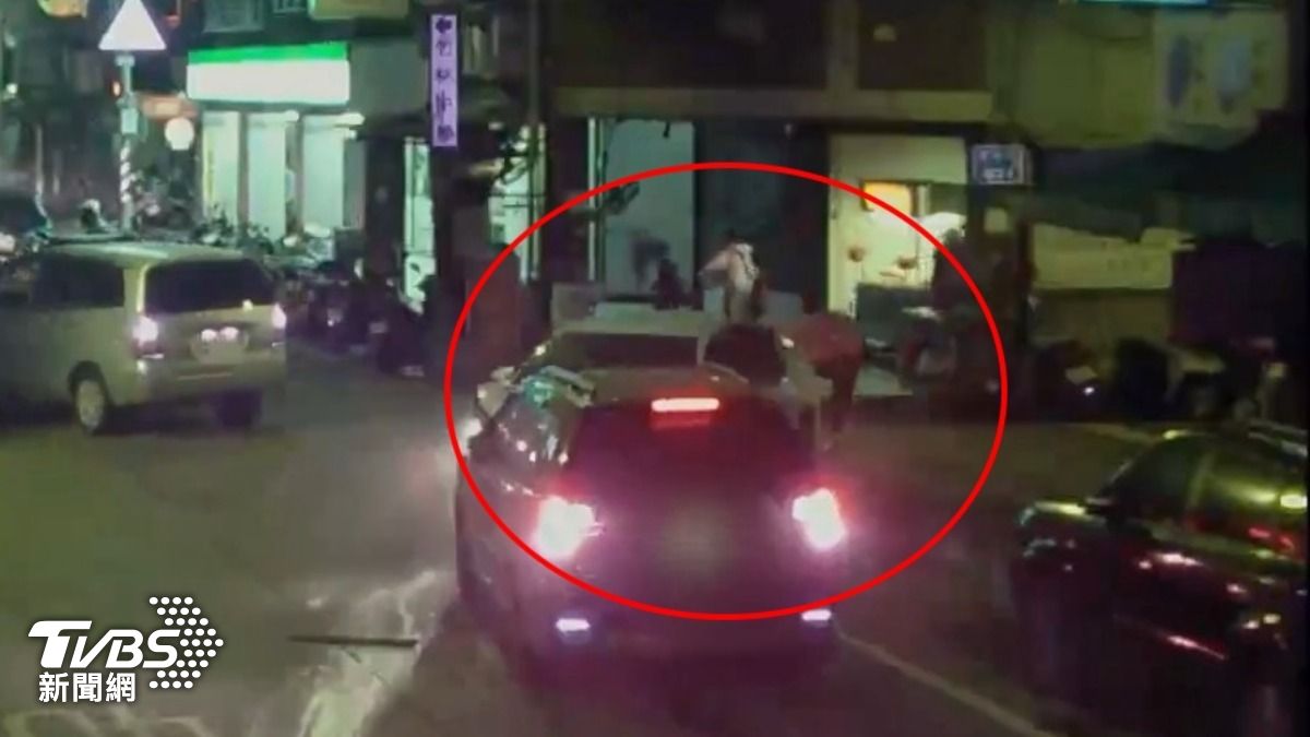 廖男倒車時不慎撞擊後方的腳踏車騎士。（圖／TVBS）