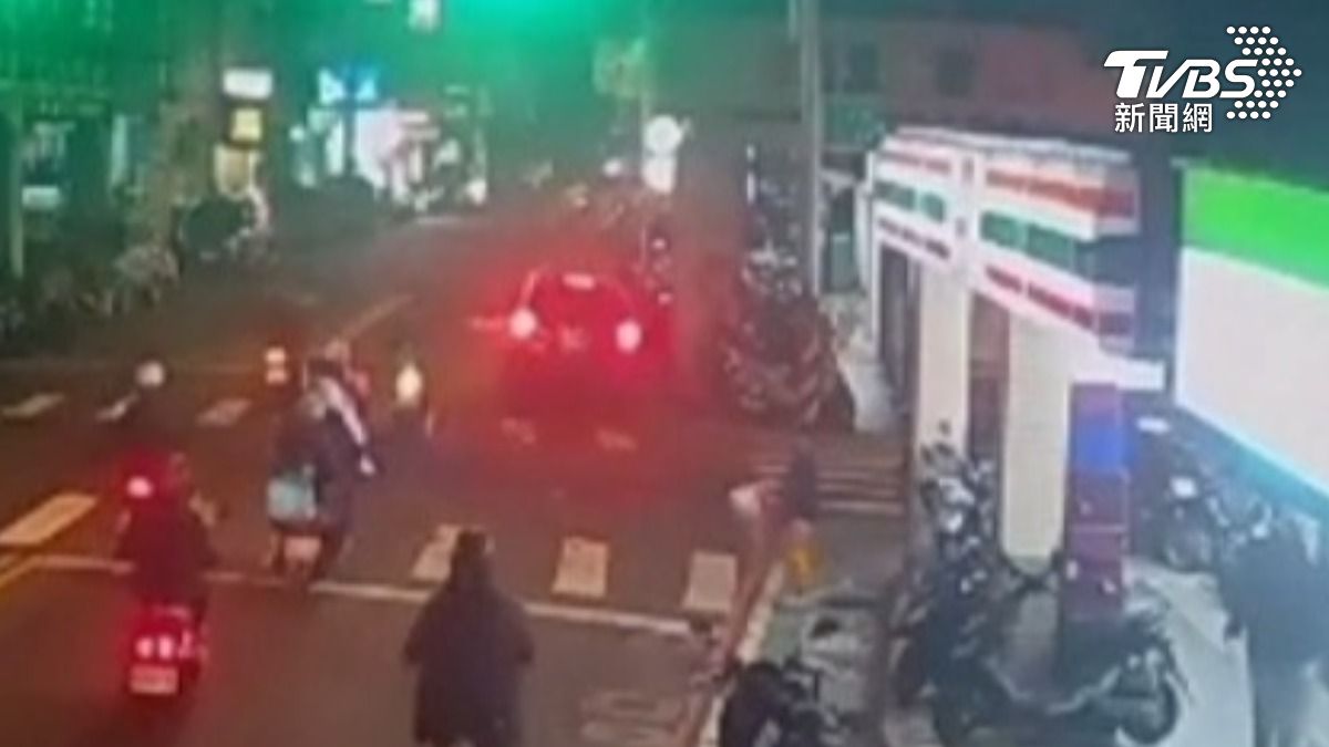 詹男先在忠孝街肇事逃逸。（圖／TVBS）