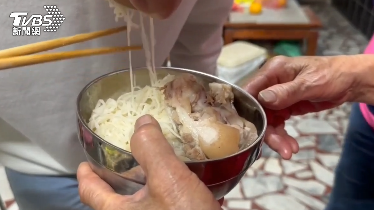 阿嬤準備豬腳麵線。(圖/TVBS)