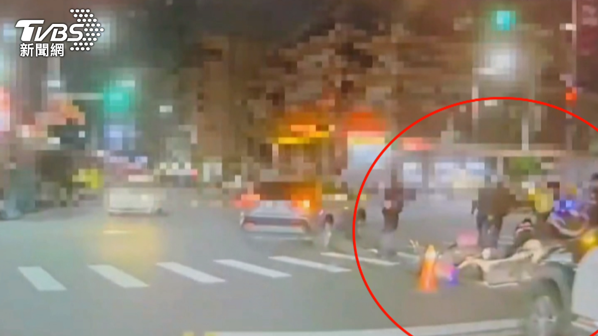 事發當時有兩部警車和嫌犯的機車都倒了,但嫌犯已被警方壓制並上銬,現場還有多部警車到場支援。(圖/TVBS)