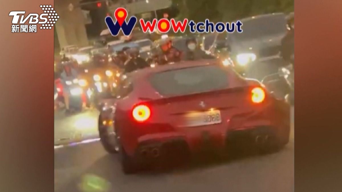 這起事故不僅造成交通堵塞,也導致周邊道路因電線桿損壞而停電。(圖/翻攝WoWtchout 地圖型行車影像平台)