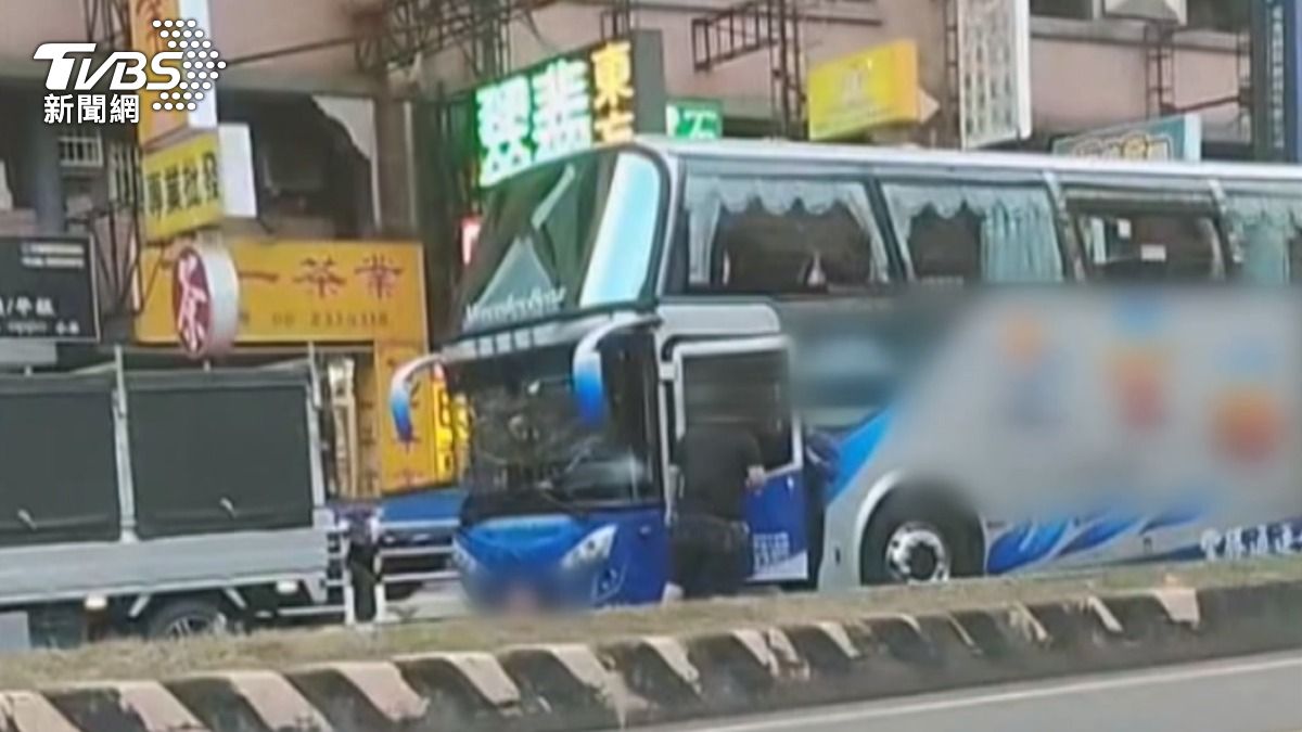 按喇叭爭道引不滿！小貨車.遊覽車駕駛　路中下車互飆罵