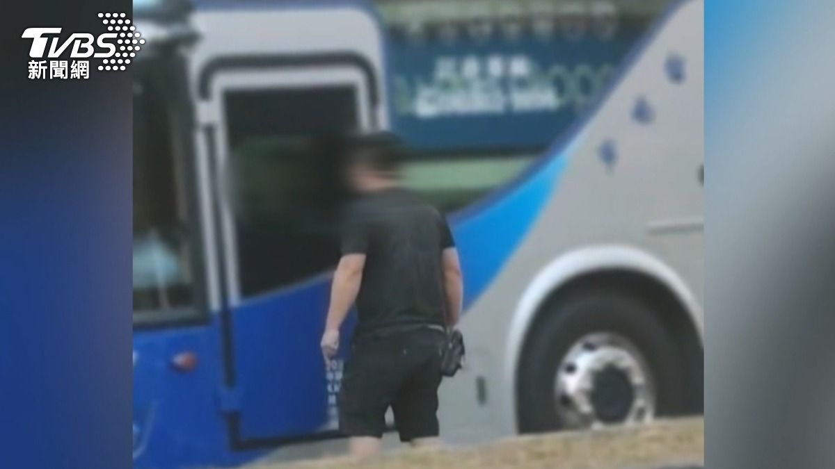 黑衣男頻頻叫囂,而遊覽車司機則迅速上車關閉車門自保。(圖/Threads:acedra2046)