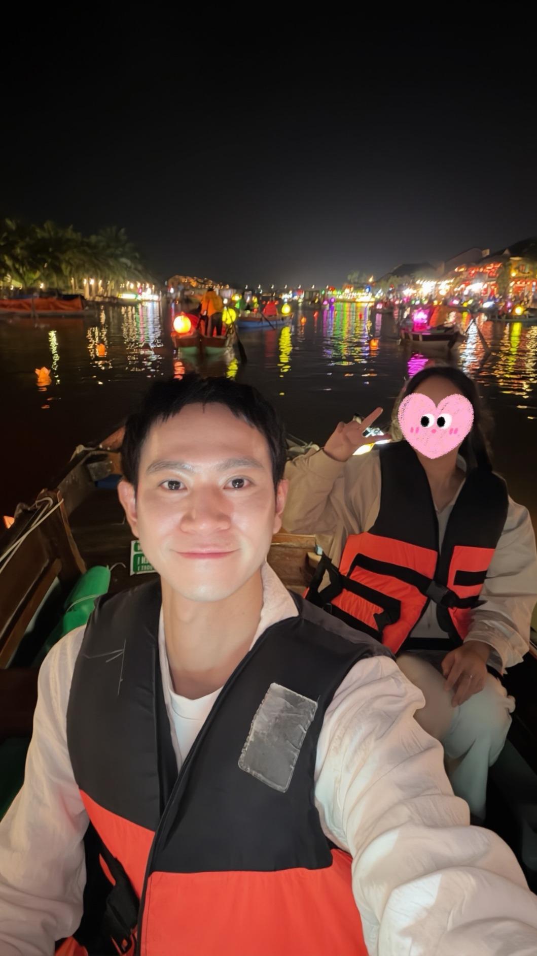 Andy和神秘女共乘一舟。(圖/翻攝自Andy Threads)