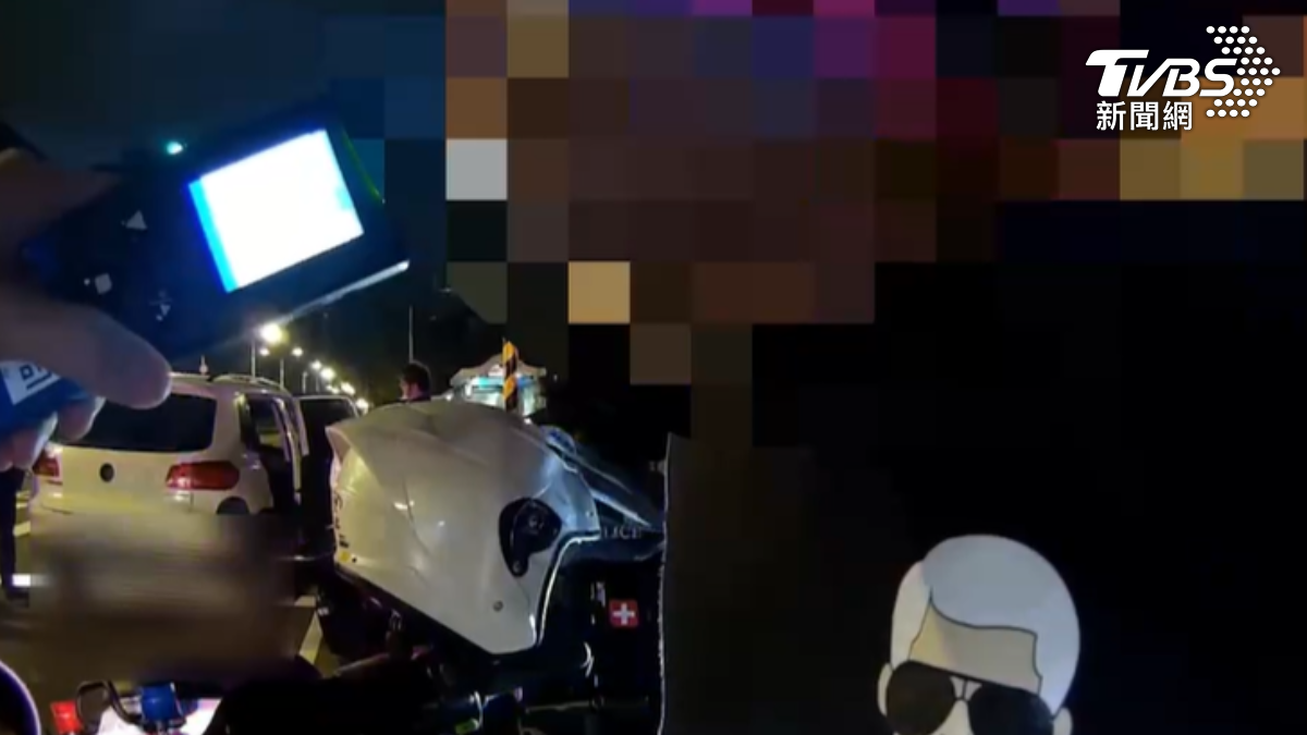 聚餐喝酒到凌晨,男子開車睡路中央。(圖/TVBS)