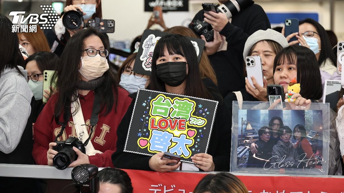 現場聚集約300名粉絲,也不少從日本、香港來的。(圖/張哲鳴攝)