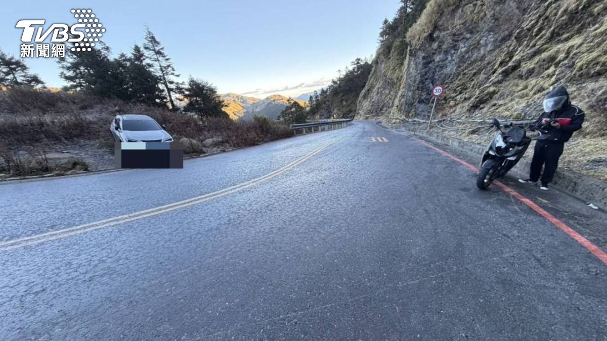 南投仁愛山區2度急凍!水晶宮路段結霜 汽車打滑撞噴對向