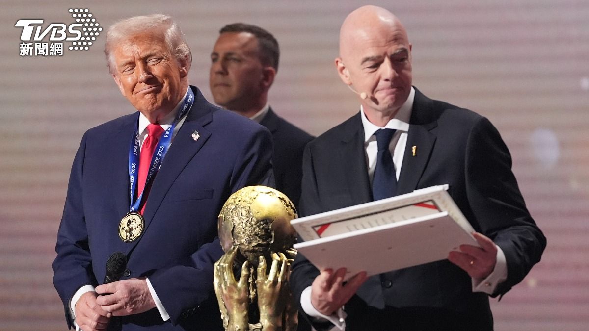 2026年世界盃足球賽抽籤儀式在5日舉行，美國總統川普獲頒國際足球總會FIFA和平獎。（圖／達志影像美聯社）