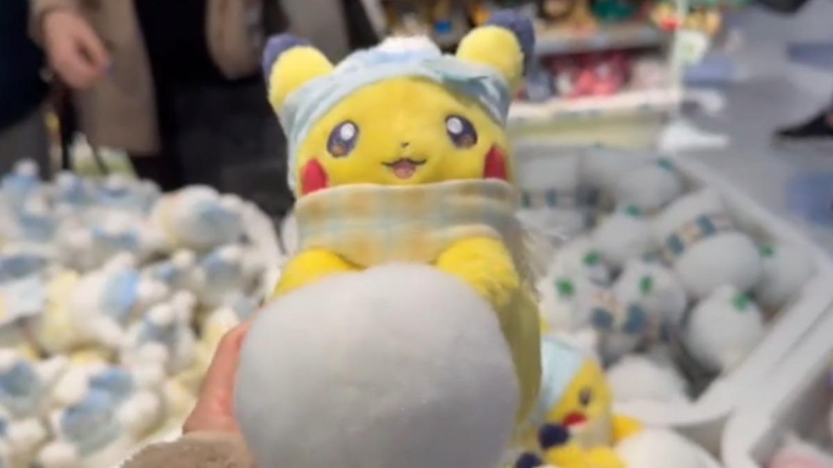 台灣寶可夢中心推聖誕新品,吸引粉絲瘋搶皮卡丘玩雪娃娃。(圖/TVBS)