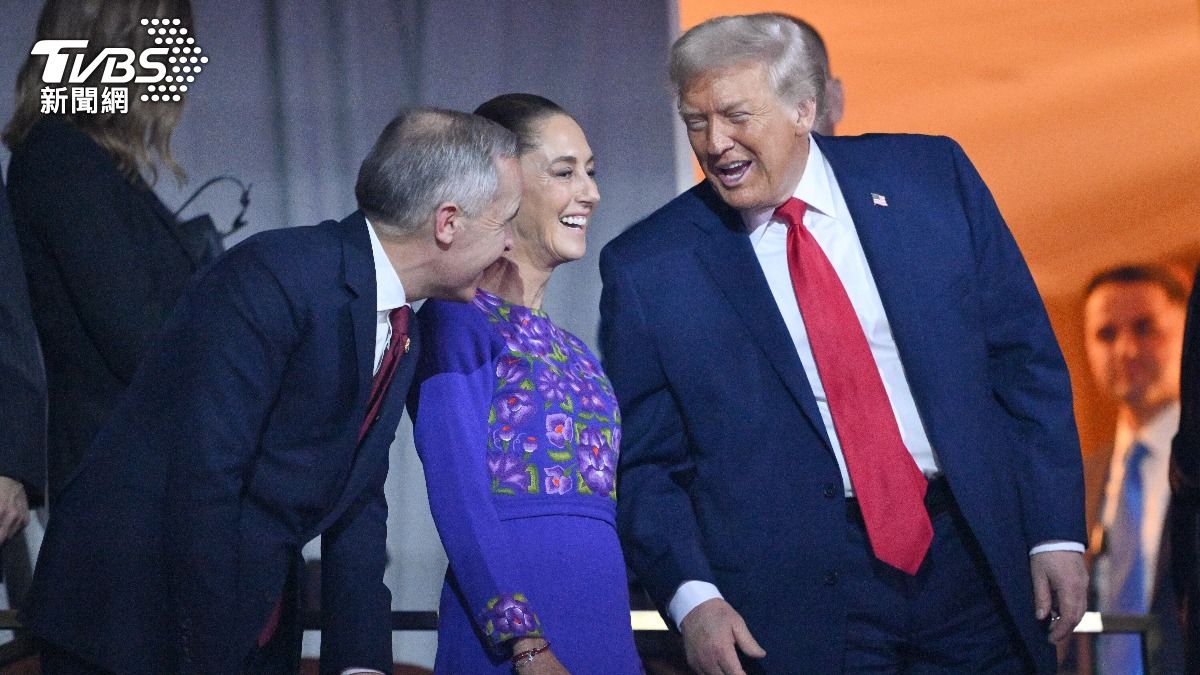 2026世足分組抽籤出爐,加拿大總理卡尼、墨西哥總統薛恩鮑姆、美國總統川普共同出席抽籤儀式。(圖/達志影像美聯社)