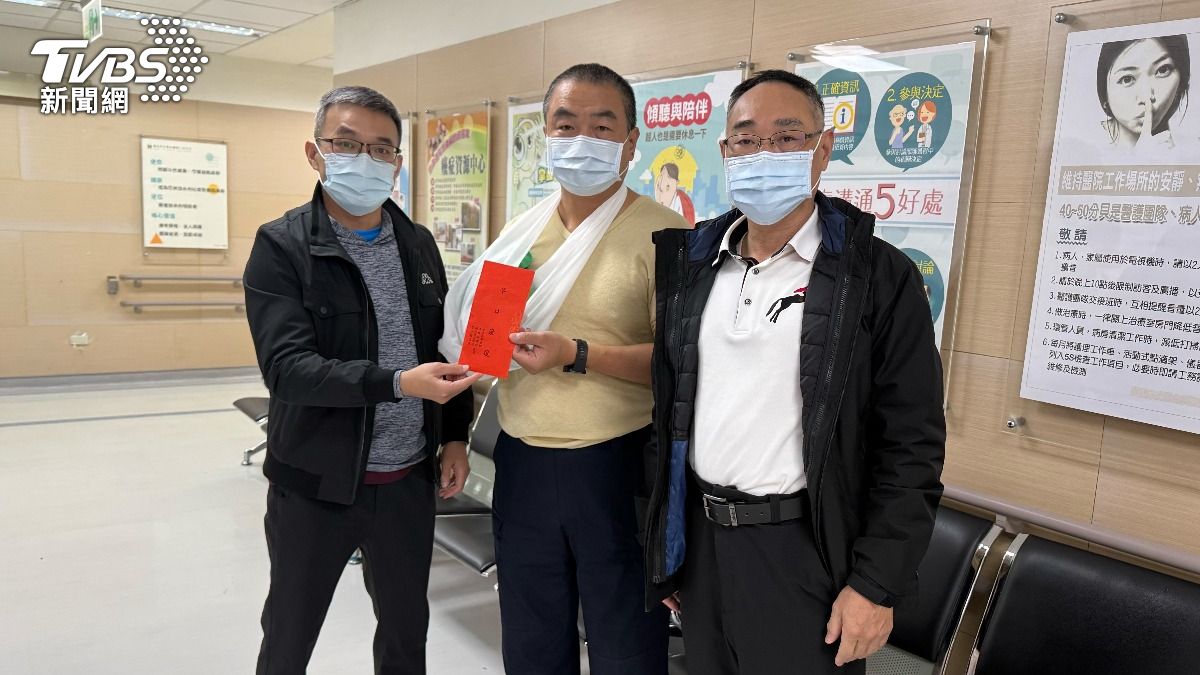 大安分局派員赴醫院,慰問交通分隊55歲曾姓警員。(圖/TVBS)
