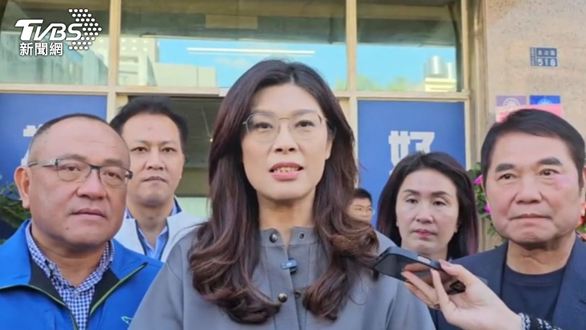 國民黨主席鄭麗文,赴苗栗縣黨部出席主委佈達典禮,與縣長鍾東錦同台。(圖/TVBS)