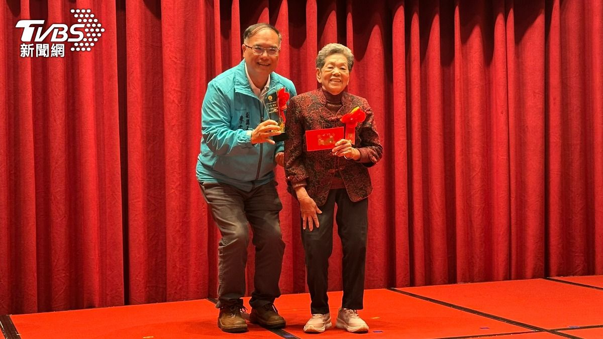 王螺女士到現在88歲依然為社區供餐。(圖/程子奕攝)