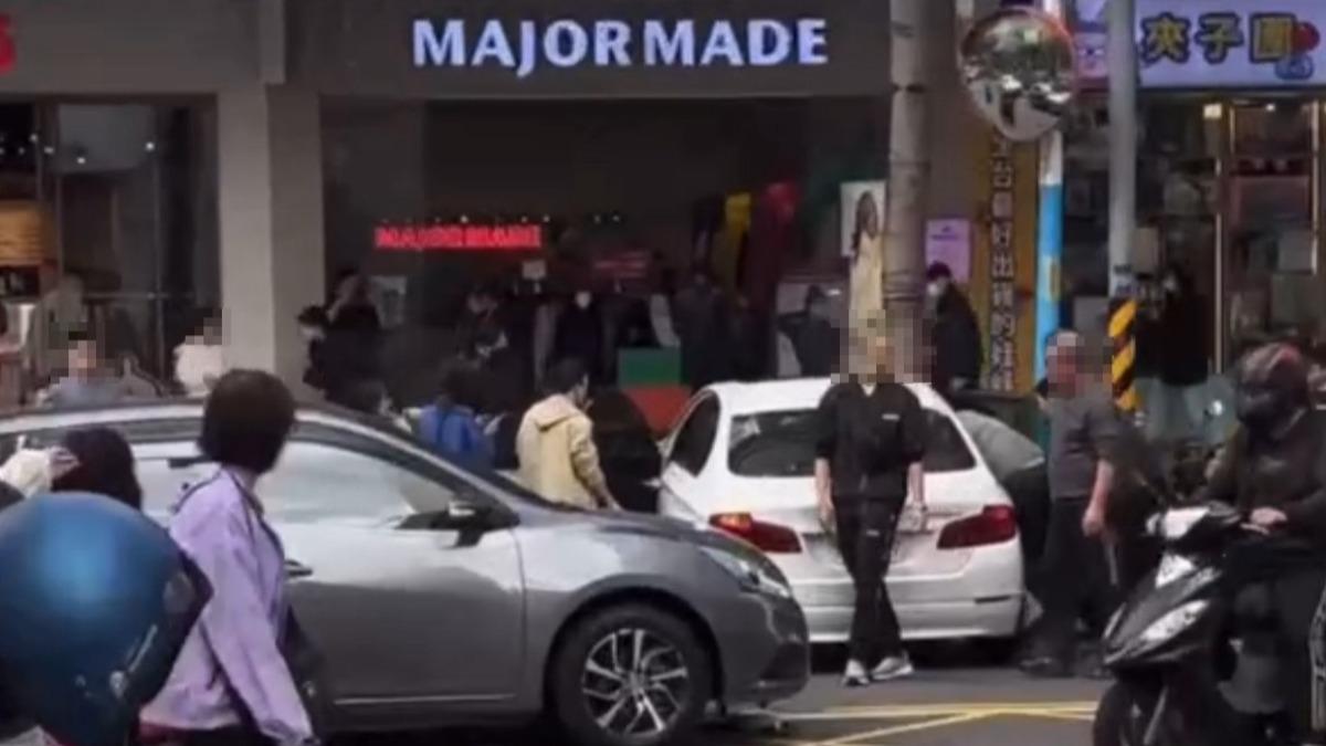有片/新莊BMW突爆衝!多車遭波及釀3傷 肇事駕駛命危搶救中