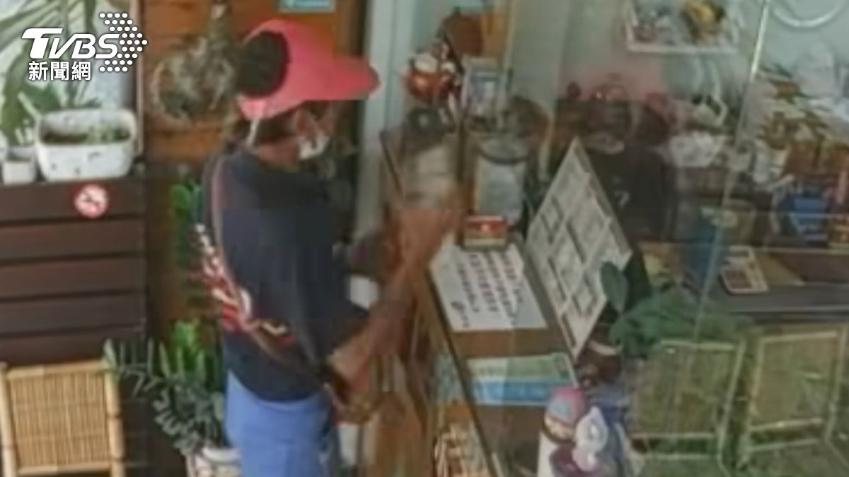 紅帽男假裝點飲料偷捐款箱 警方神速逮人歸案