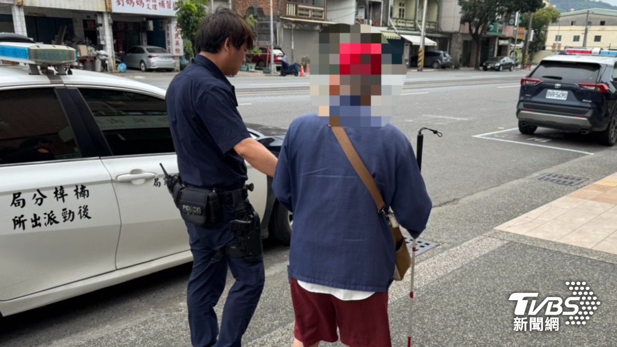 高雄阿公看病迷途！拄拐杖無助卡馬路　警上前暖牽：當你的眼