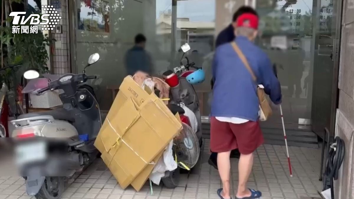 員警得知後以巡邏車載送阿公前往診所。(圖/TVBS)