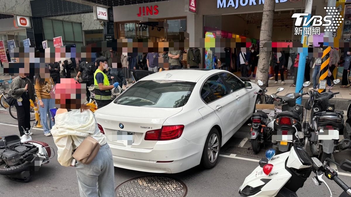 BMW突然暴衝。（圖／TVBS）
