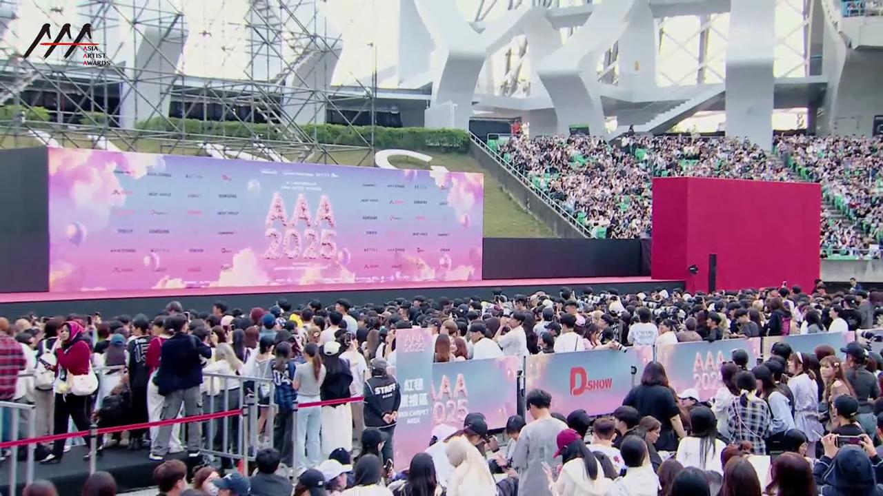 AAA現場眾星雲集，也吸引許多粉絲圍觀。（圖／翻攝自LINE TV