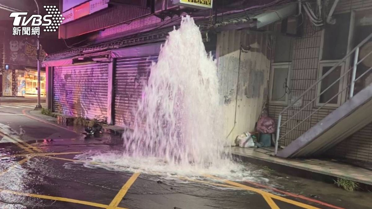 蘆洲冒噴泉!小客車撞斷消防栓棄車逃 駕駛證件留車內拒接警來電