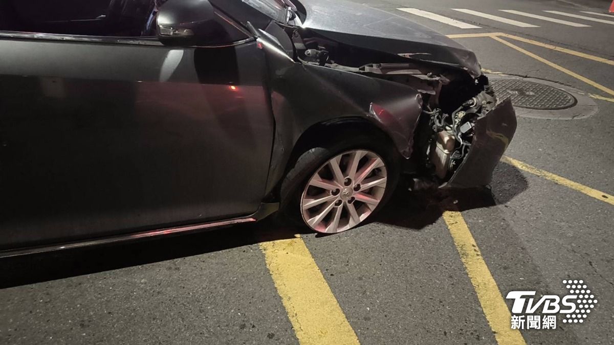 駕駛肇事後棄車逃逸，車頭嚴重毀損足見撞擊力度之大。（圖／TVBS）