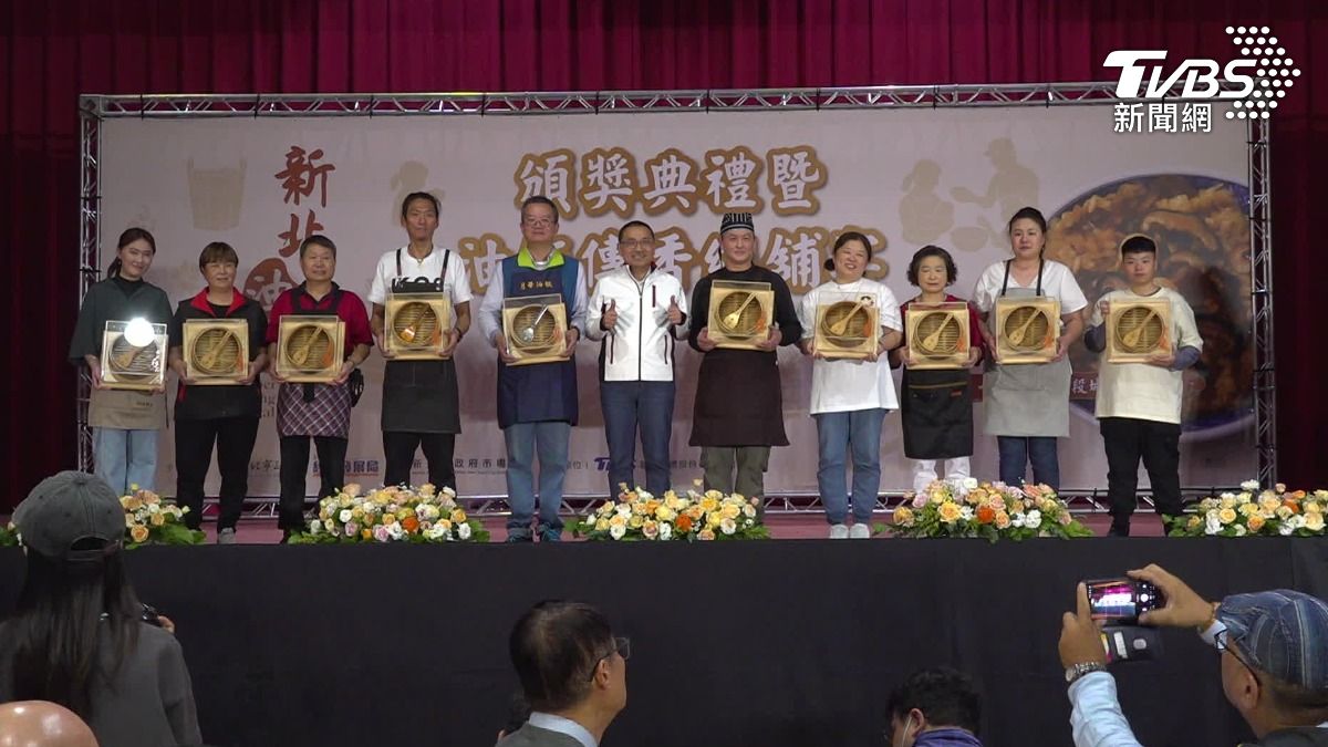 「職人油飯大賞頒獎典禮」逐一頒獎。（圖／TVBS）