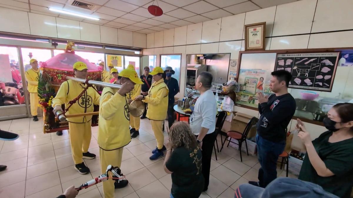 白沙屯媽祖在高雄岡山繞境,突然衝進一旁店家,讓業者又驚又喜,還自動流下眼淚。(圖/翻攝Youtube@白沙屯媽祖網路電視台)