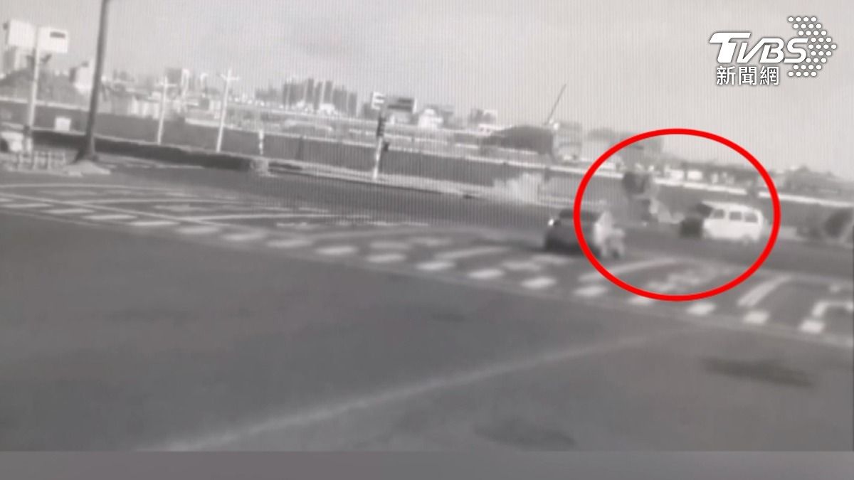 高雄一名女駕駛開休旅車,路口闖紅燈,兩車碰撞噴飛釀兩車翻覆,肇事駕駛受傷。(圖/TVBS)