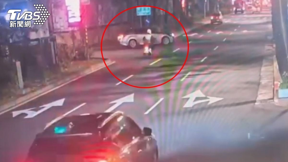 北市警執行蕭美琴車隊路況查報勤務,碰撞迴轉車釀骨折。(圖/TVBS)