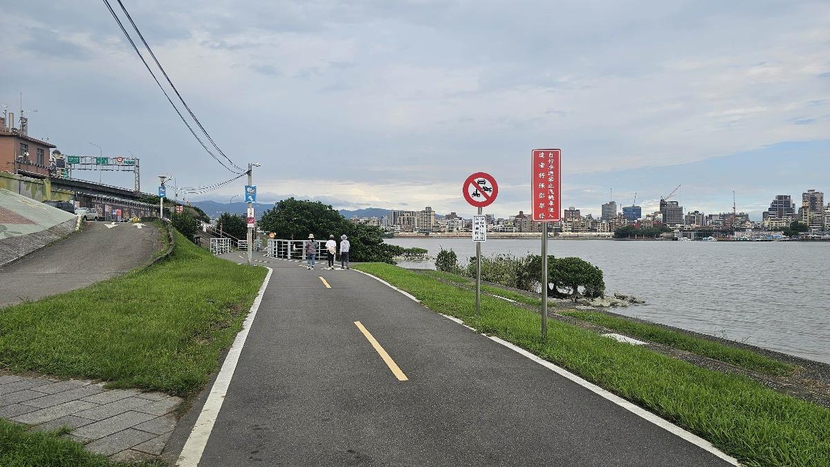 三重忠孝碼頭自行車道(往台北橋方向)。(圖/翻攝畫面)