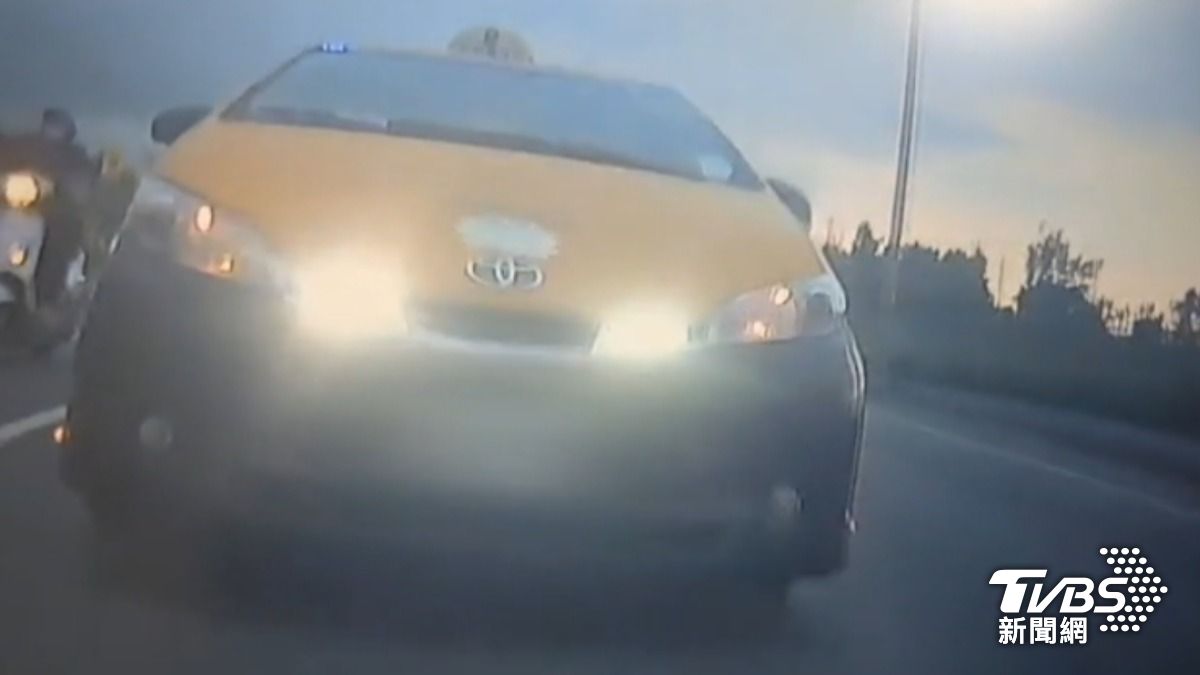 騎士指控,小黃運將貼車,還超車闖紅燈,兩個月後再度遇上。(圖/TVBS)