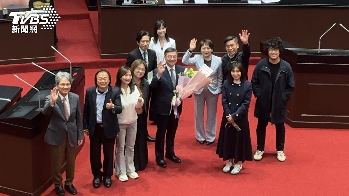 行政院長卓榮泰在本會期結束總質詢後,與綠委合影。(圖/潘袁詩羽攝)