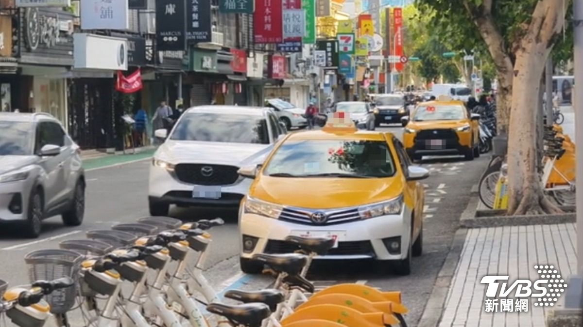有乘客在捷運芝山站外搭計程車,上車後駕駛坦言妻子罹癌,並開口向乘客借數千元。(圖/示意畫面)