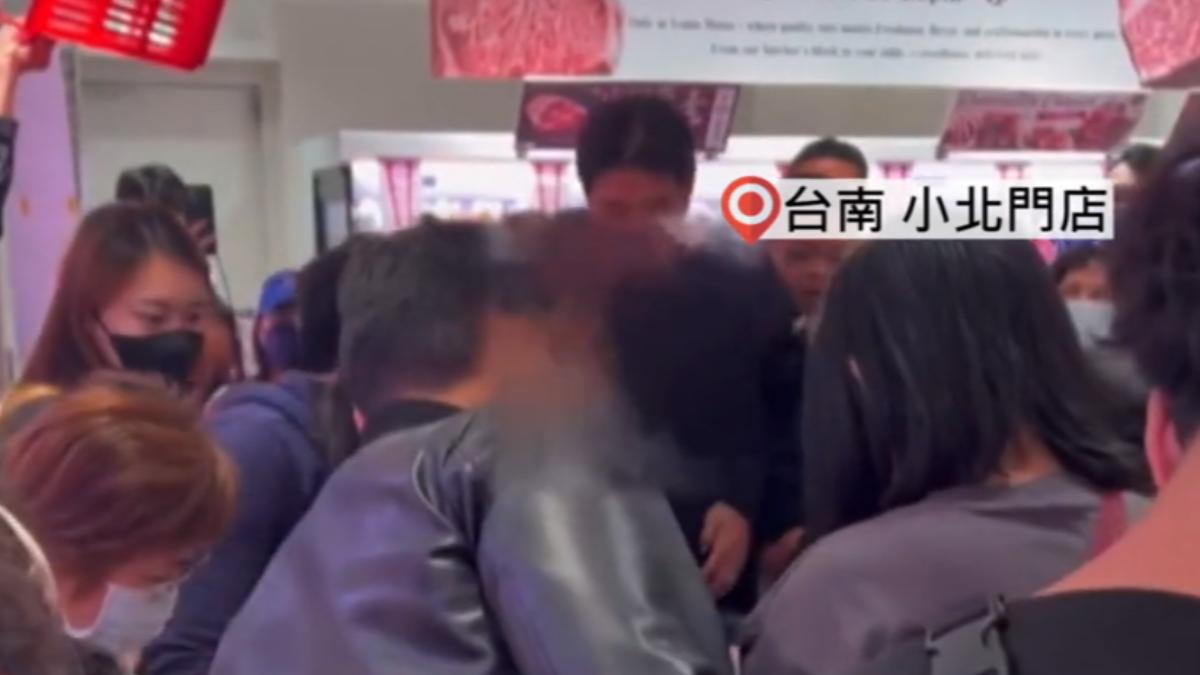 日本超市推出買一送一的和牛,造成民眾瘋搶。(圖/民眾提供)