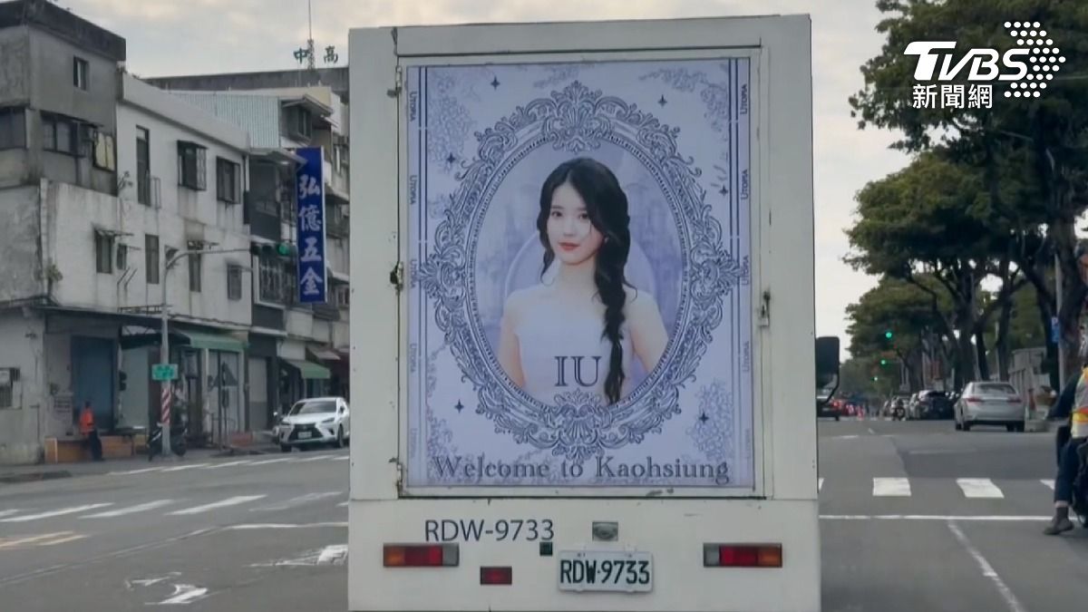 IU應援卡車,遇到機車和腳踏車車禍現場,熱心的幫忙擋住車流疏導交通。(圖/TVBS)