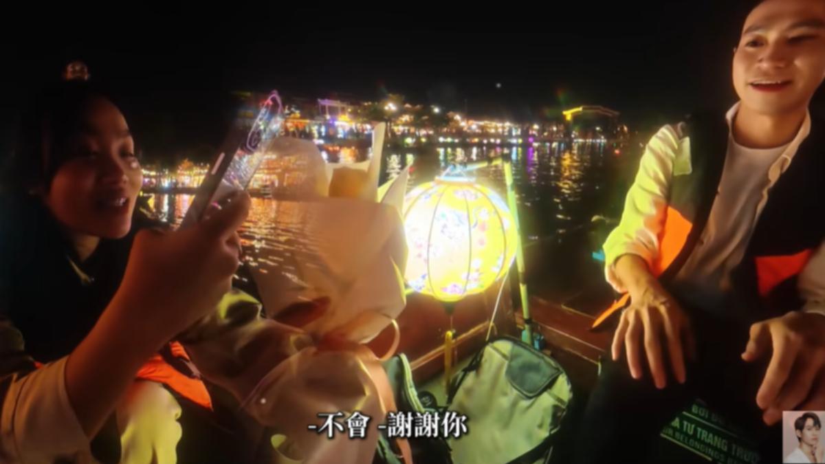 Andy浪漫送花。(圖／翻攝自Andy老師YT頻道）