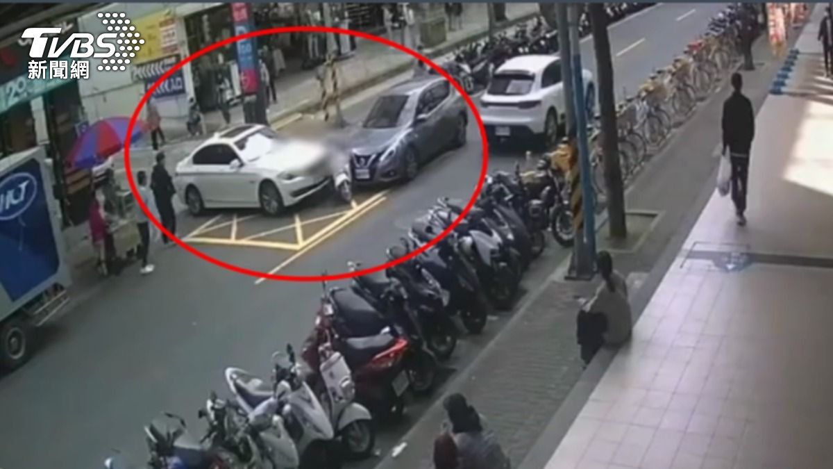 新莊駕駛疑身體不適,撞上汽機車,又衝撞電線桿。(圖/TVBS)
