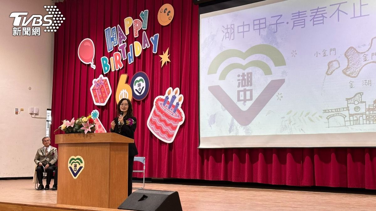 校友理事長許雪芳於慶祝大會中致詞。(圖/TVBS)