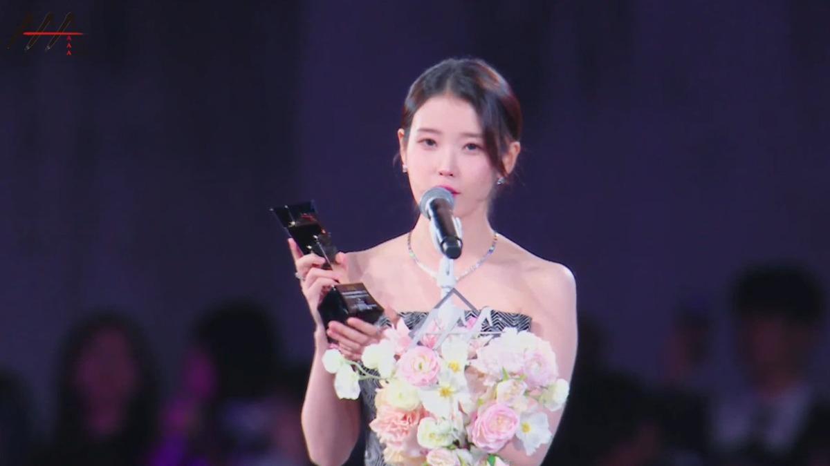 AAA/IU奪傳奇大獎上台靦腆甜笑「不知所措」 GD無預警現身嚇壞全場粉絲