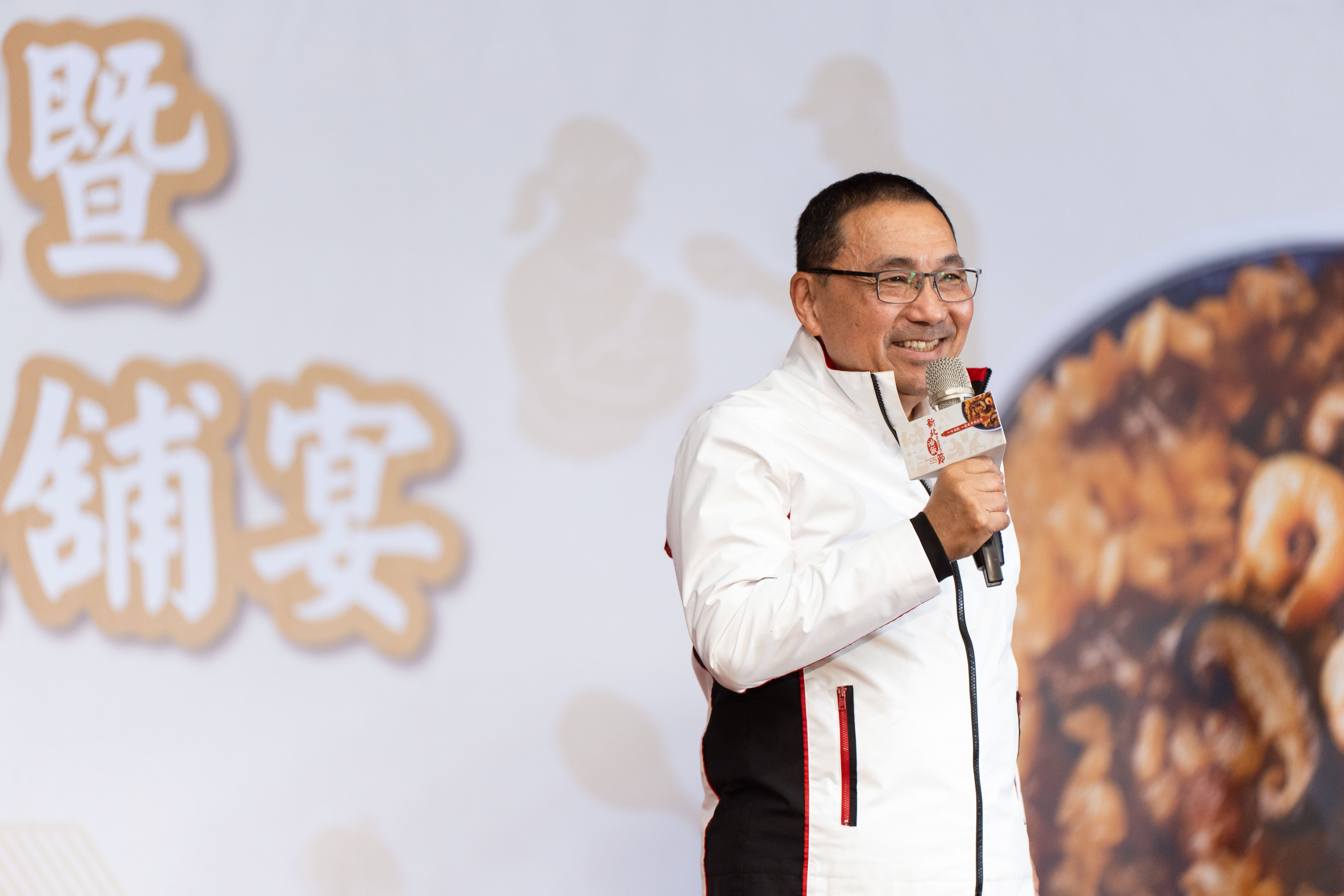 ▲侯友宜市長於「2025新北油飯節」開幕致詞,市府持續以創新行銷推廣傳統庶民美食,讓油飯成為跨世代共享的文化場域及共同記憶。(圖片來源:新北市政府市場處)