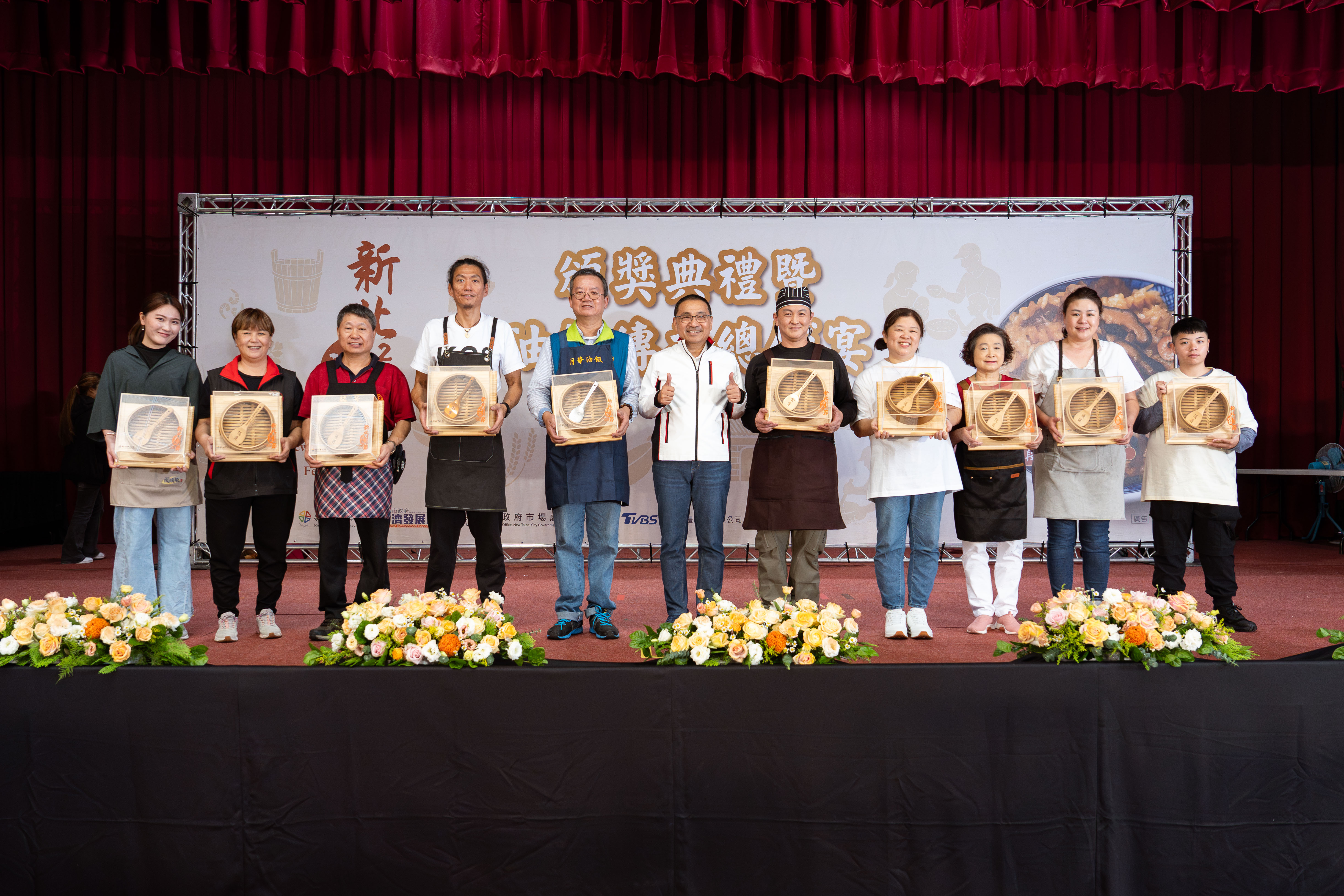▲新北市長侯友宜出席「職人油飯大賞頒獎典禮」,並逐一頒獎,肯定得獎店家用心守護傳統、勇於創新,讓油飯的文化價值更加被看見。(圖片來源:新北市政府市場處)