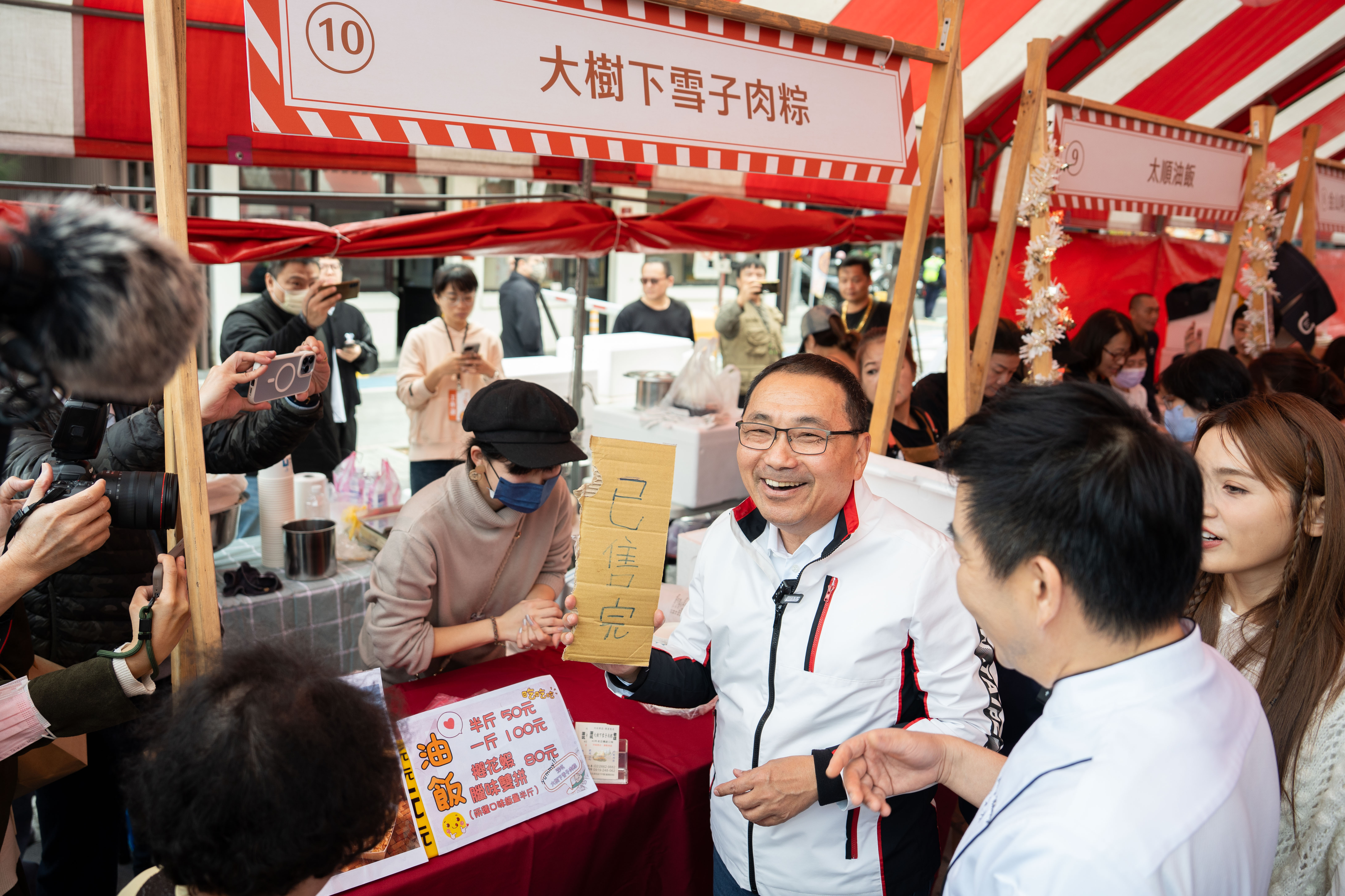▲侯市長親自走訪現場攤位,與攤商親切互動,現場氣氛熱絡,展現新北市滿滿的活力與人情味。(圖片來源:新北市政府市場處)