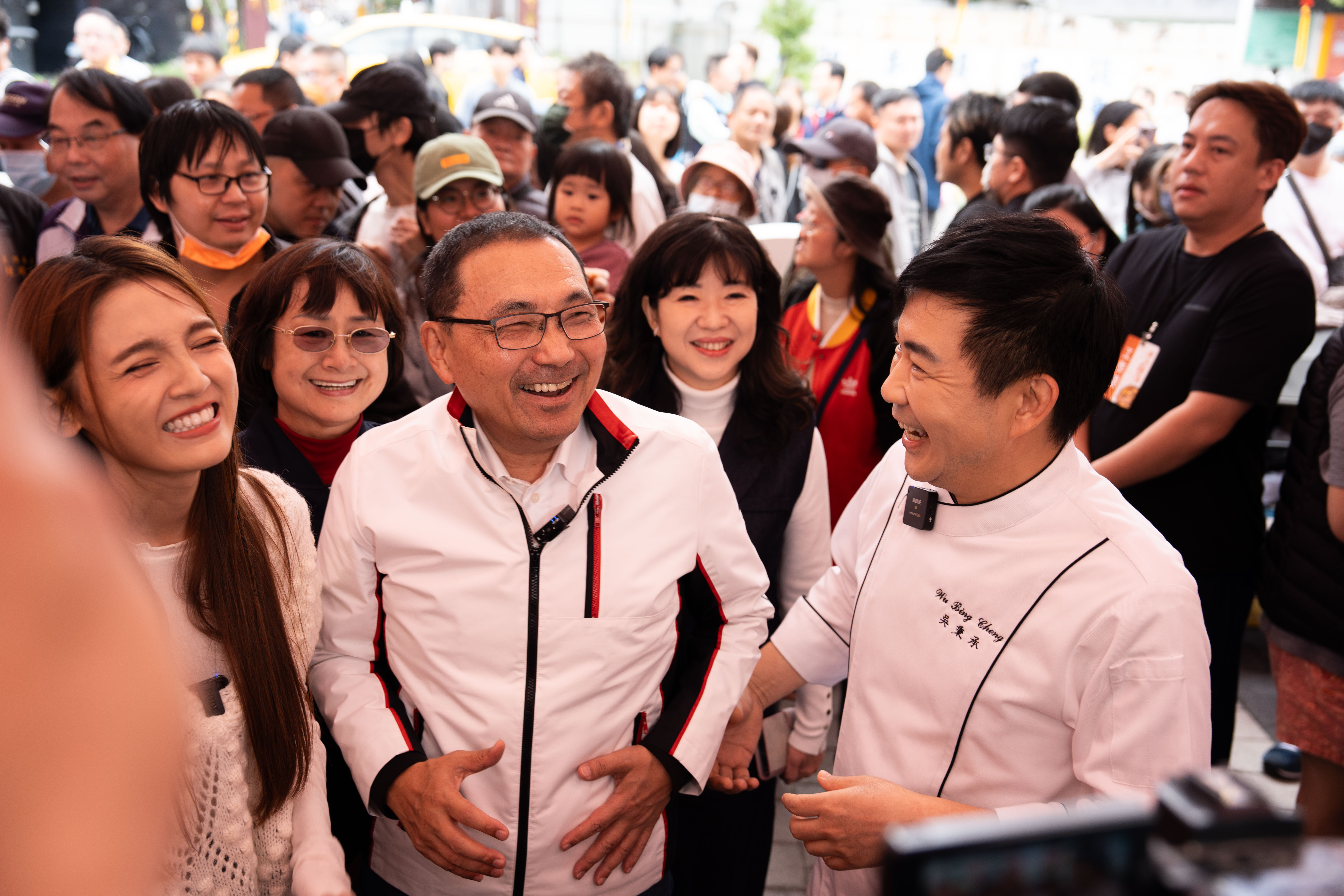 ▲侯市長親自走訪現場攤位,與攤商親切互動,現場氣氛熱絡,展現新北市滿滿的活力與人情味。(圖片來源:新北市政府市場處)