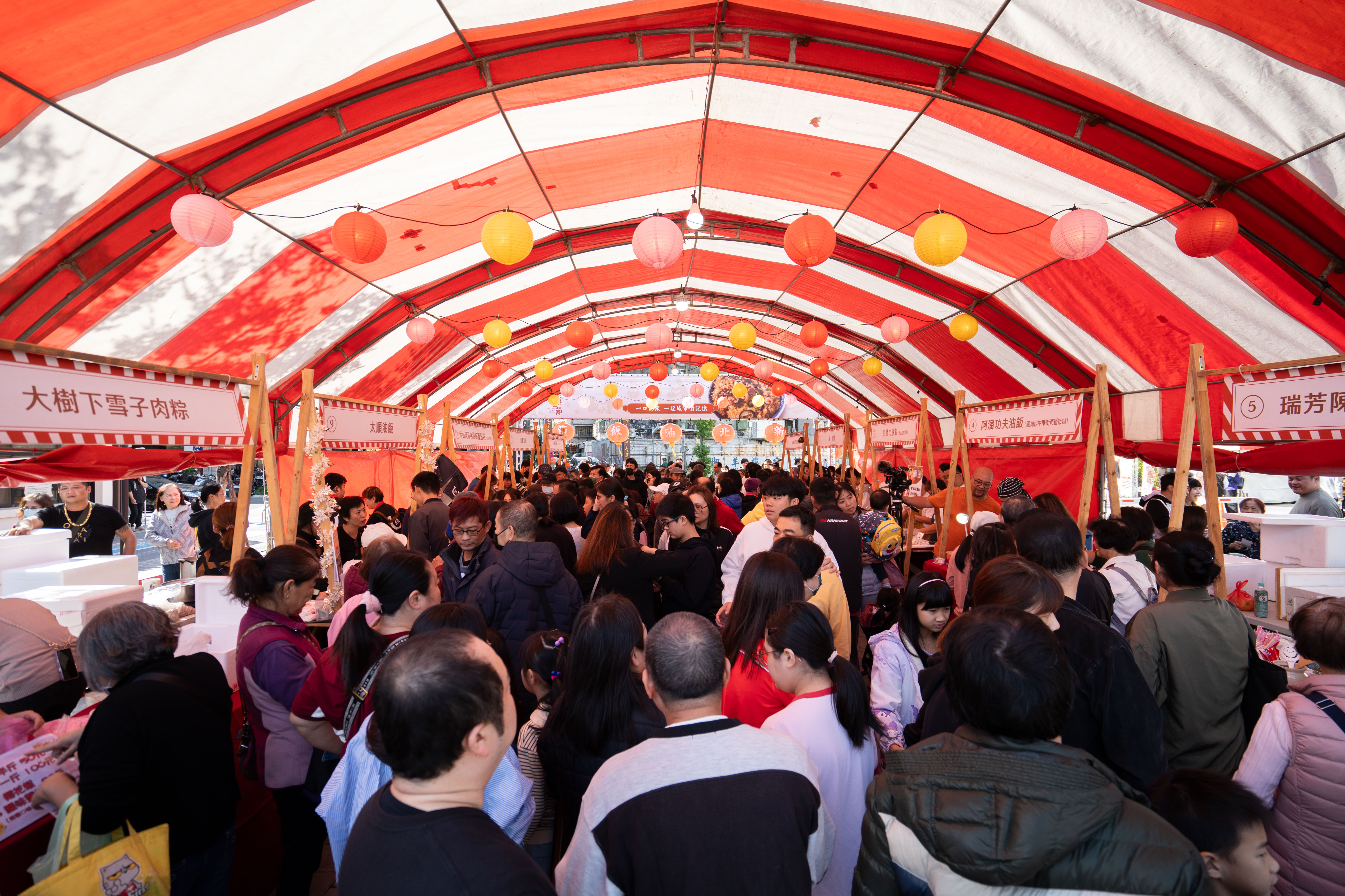 ▲活動現場集結本次油飯節前10強人氣店家,吸引大批民眾駐足消費,及體驗互動團康遊戲,空中大學廣場洋溢熱鬧氛圍。(圖片來源:新北市政府市場處)